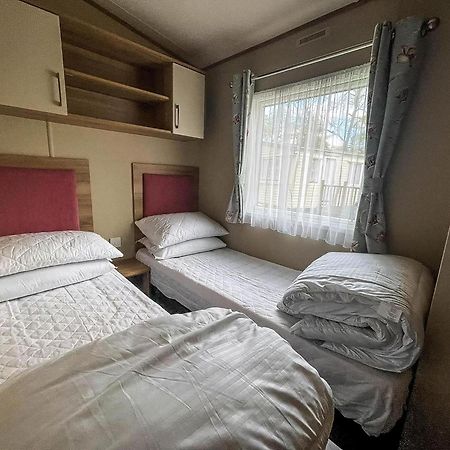 Lovely 6 Berth Caravan With Decking At Carlton Meres In Suffolk Ref 60058M Saxmundham Exterior foto