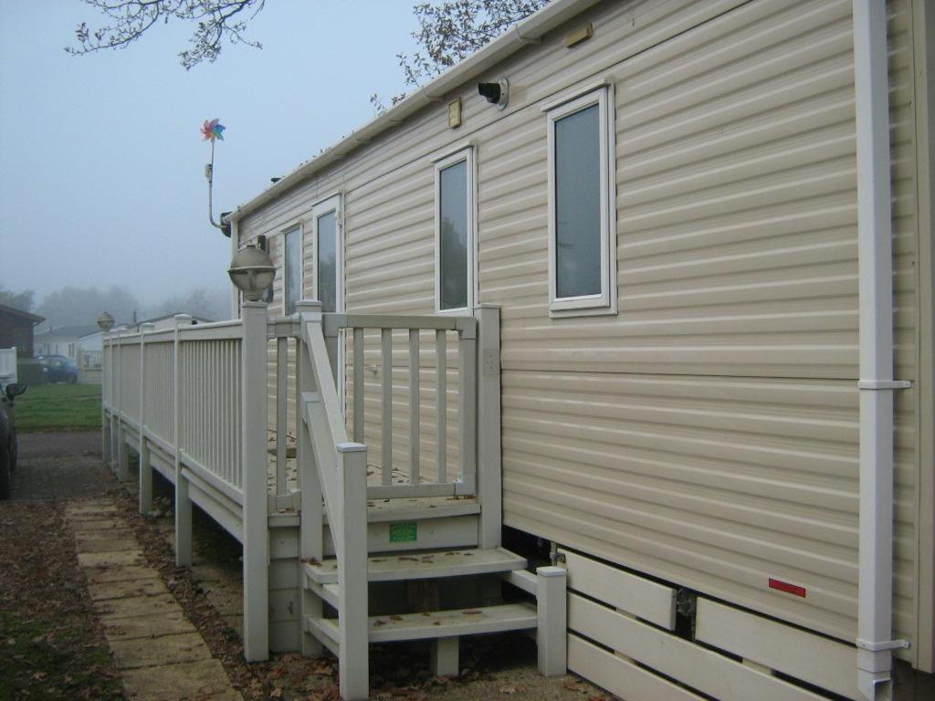Lovely 6 Berth Caravan With Decking At Carlton Meres In Suffolk Ref 60058M Saxmundham Exterior foto