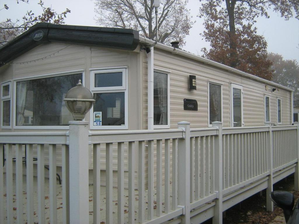 Lovely 6 Berth Caravan With Decking At Carlton Meres In Suffolk Ref 60058M Saxmundham Exterior foto
