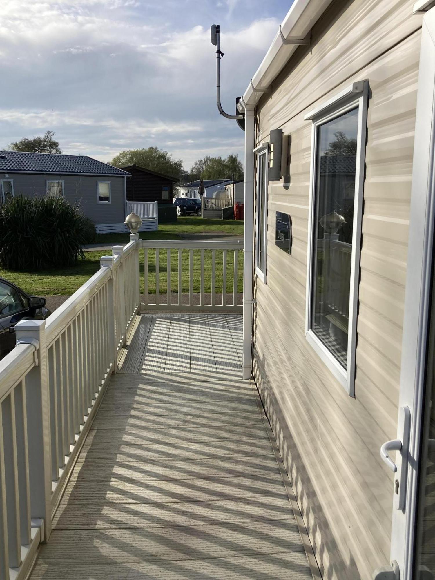 Lovely 6 Berth Caravan With Decking At Carlton Meres In Suffolk Ref 60058M Saxmundham Exterior foto