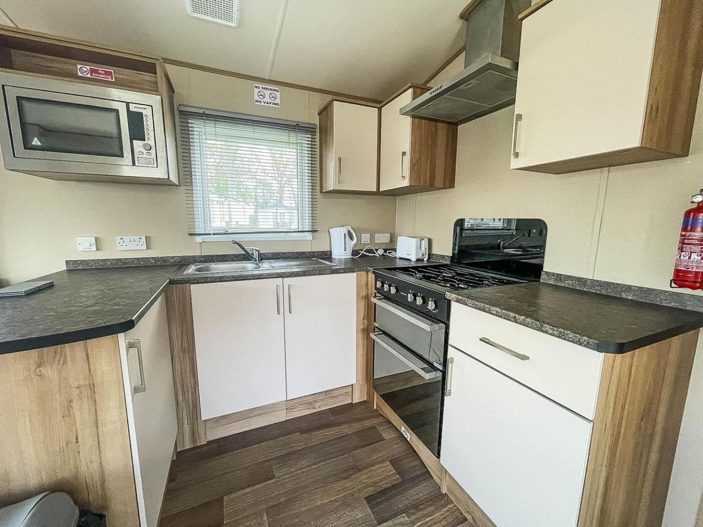 Lovely 6 Berth Caravan With Decking At Carlton Meres In Suffolk Ref 60058M Saxmundham Exterior foto