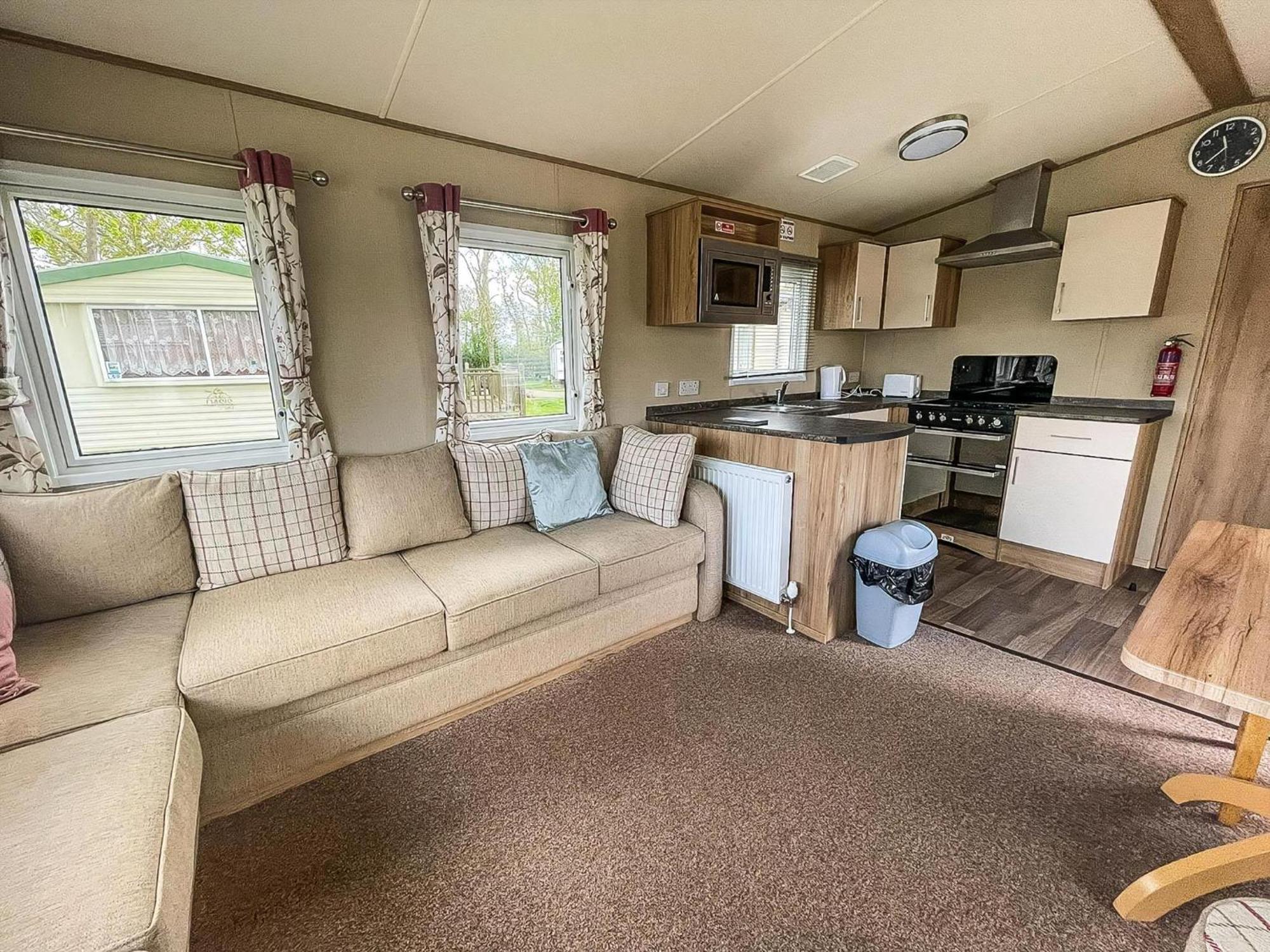 Lovely 6 Berth Caravan With Decking At Carlton Meres In Suffolk Ref 60058M Saxmundham Exterior foto