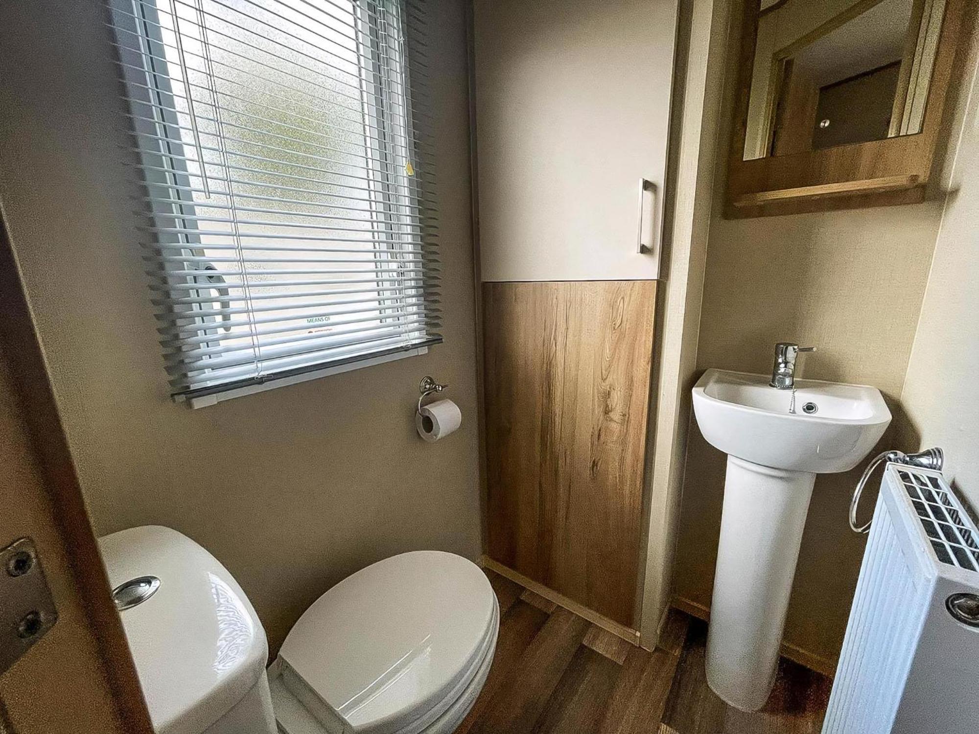 Lovely 6 Berth Caravan With Decking At Carlton Meres In Suffolk Ref 60058M Saxmundham Exterior foto
