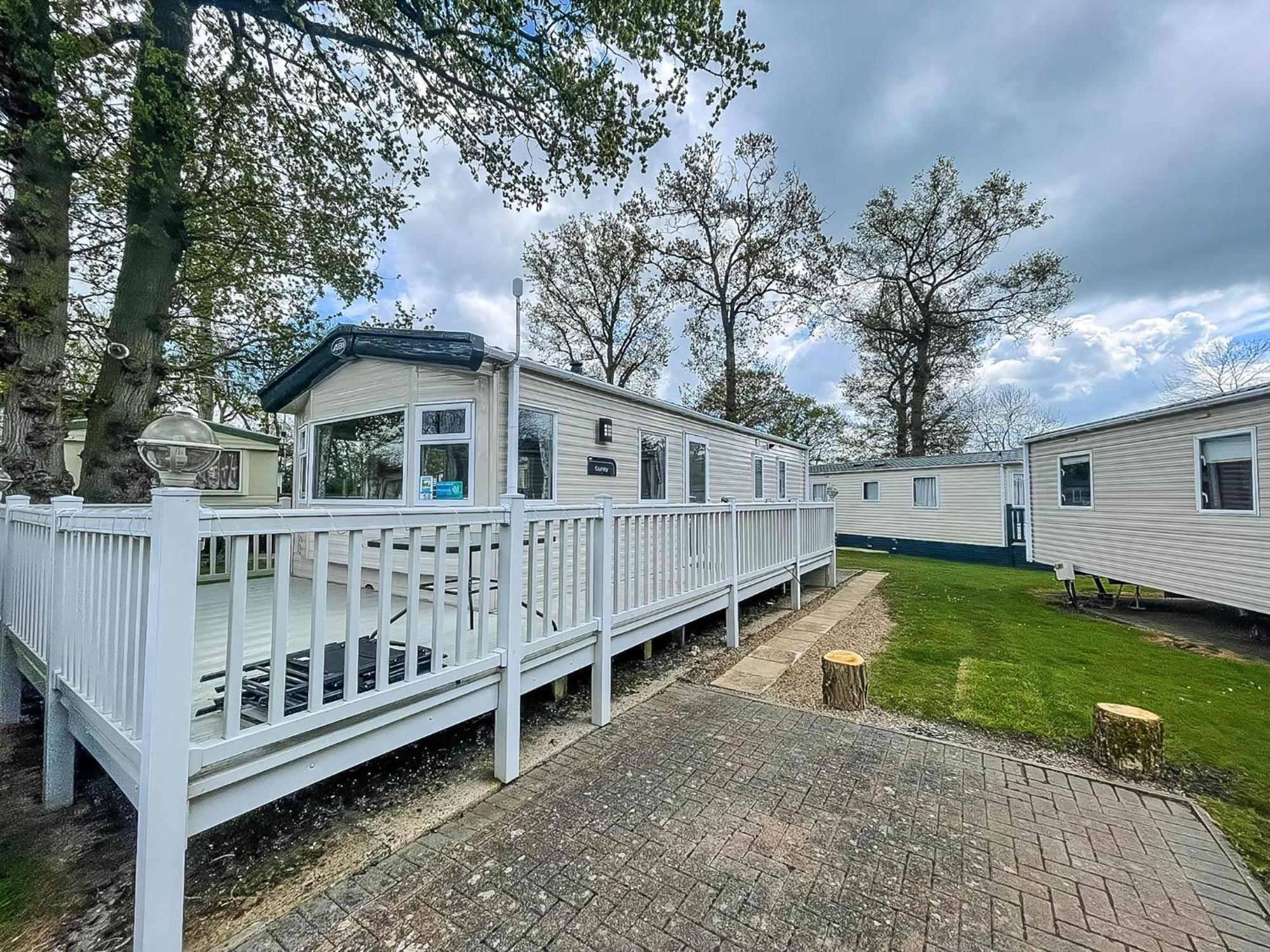 Lovely 6 Berth Caravan With Decking At Carlton Meres In Suffolk Ref 60058M Saxmundham Exterior foto